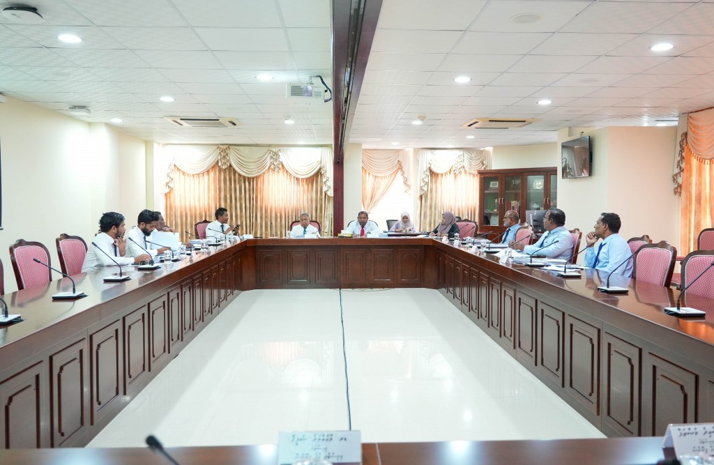 Sirrukuri dhaulathuge haradhaai dharaneege siyaasathu aanmukuran ninmaifi