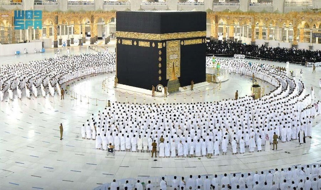 Grand Mosque in Mecca drops social distancing