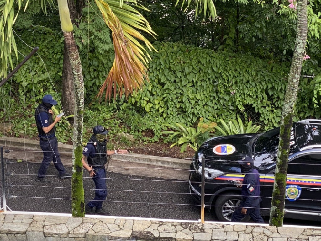 Venezuela ge idhikolhu 2 member aku himaayai hoadhumah Argentina ge embassy ah