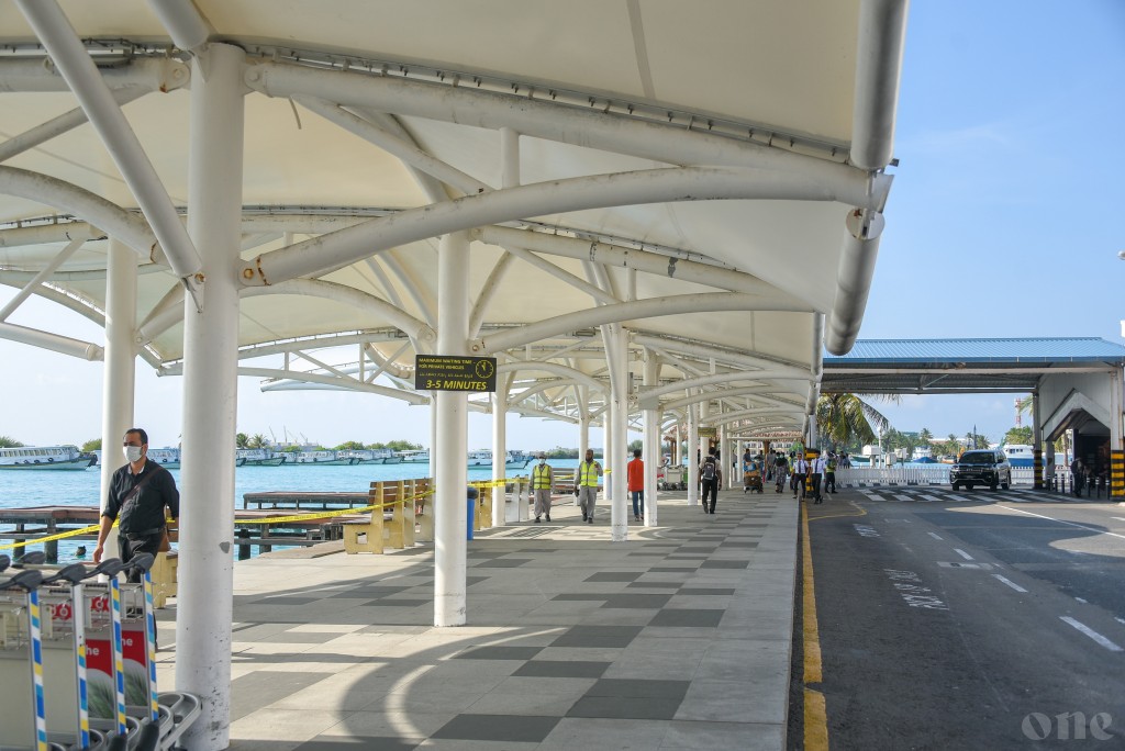 Velaanaa Airport gai  ramp vehicle eh accident ve 3 meehakah aniyaavejje