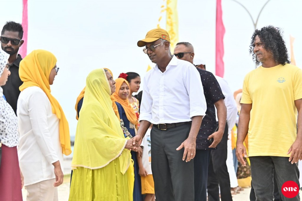 Rayyithun thibee kuree sarukaaruge aniyaaverikamaai biruverikamuge thereyah dhaakah noon: Raees