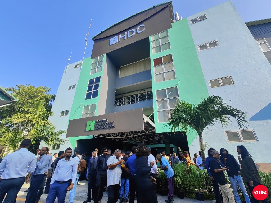 HDC in vakikuri 15 muvazzafun ah alun vazeefaa dhee, suspend kohfi