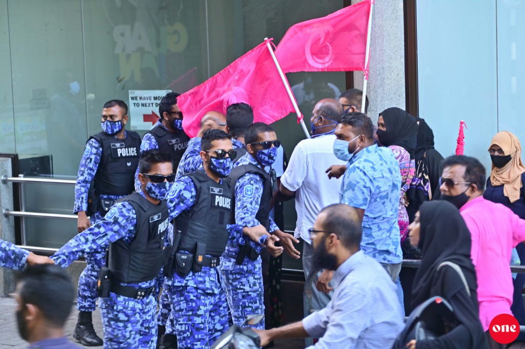 10 meehunnah vure gina nuvaane gothah group thakah bahaalaigen idhikolhun beyvvi muzaaharaa roolhaalaifi