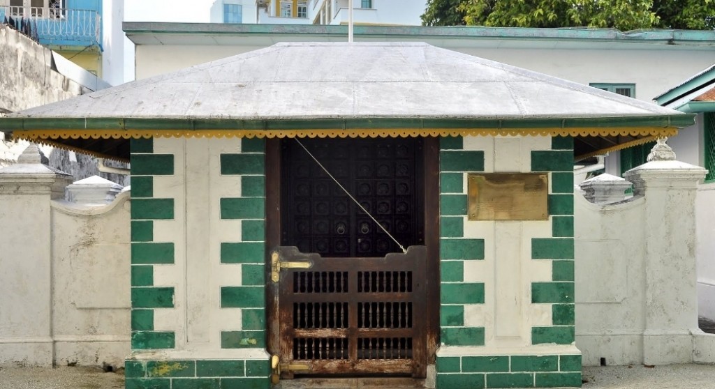 Gaumee dhuvas: Muhinmmee nanbaruthakeh nooneve, muhinmee gaumee joashaai gaumee rooheve.