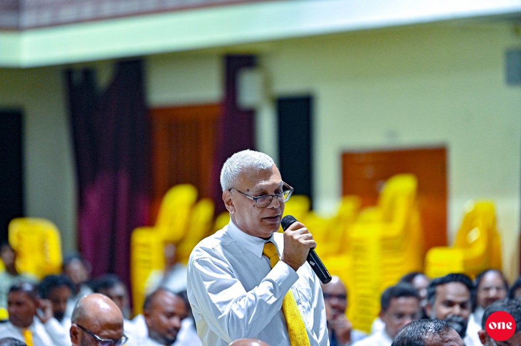 Mavoata siyaasee maidhaanun dhurah!