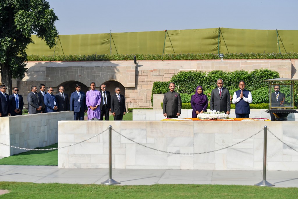 Photo: Raees ge dhekan'balun Mahatma Gandhi ge magubaraa ah ziyaaraiy kurehvun