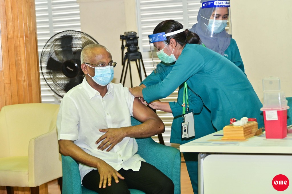 Raees Solih ge hashikolhah Covid Vaccine ge furathama dose, Rayyithunnah vaccine ge ithubaaru!