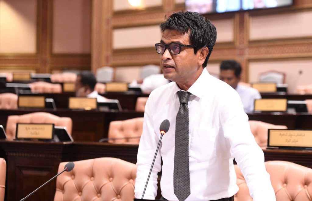 Raees aai naaibu raees majilis ah haazirukoh memberunnah suvaalu kurevey goiy hadhanee