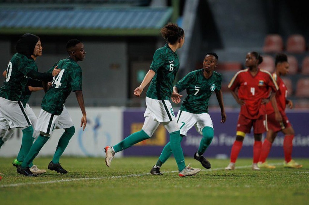Saudi anhen football team ge furathama rasmee match raajjeygai, Pele ge samaalu kan!