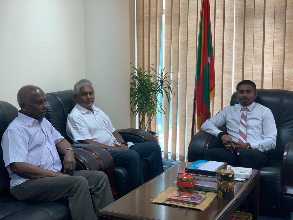 Minister Mahloof meets Queen Waheedh and Hassan Manik