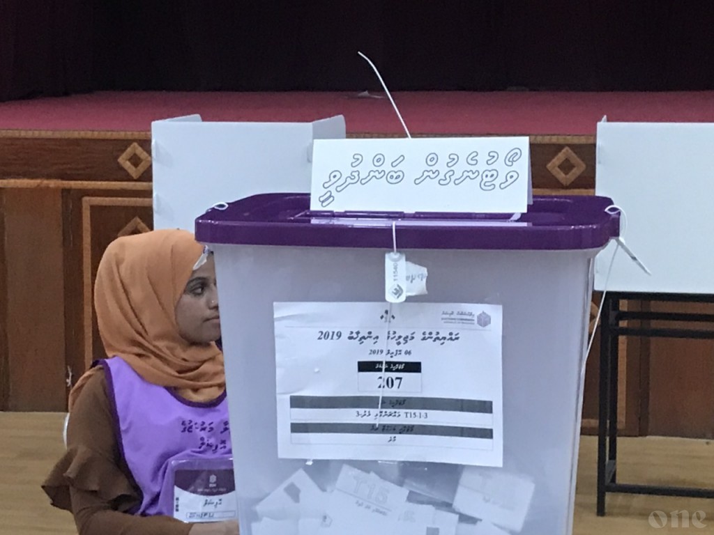 Ballot boxes begin closing , counting to begin at 6:30pm