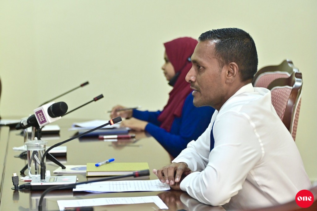 Bandheh gai neh meehaku ehen meehaku jaaminukoh beysfaruvaaah furumakee gaanoonu dhanna kameh noon: PG