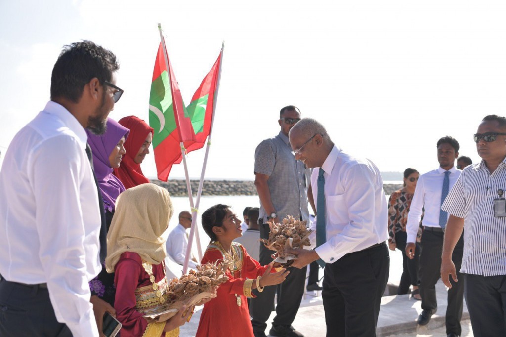 President arrives at Dhaalu Rinbudhoo