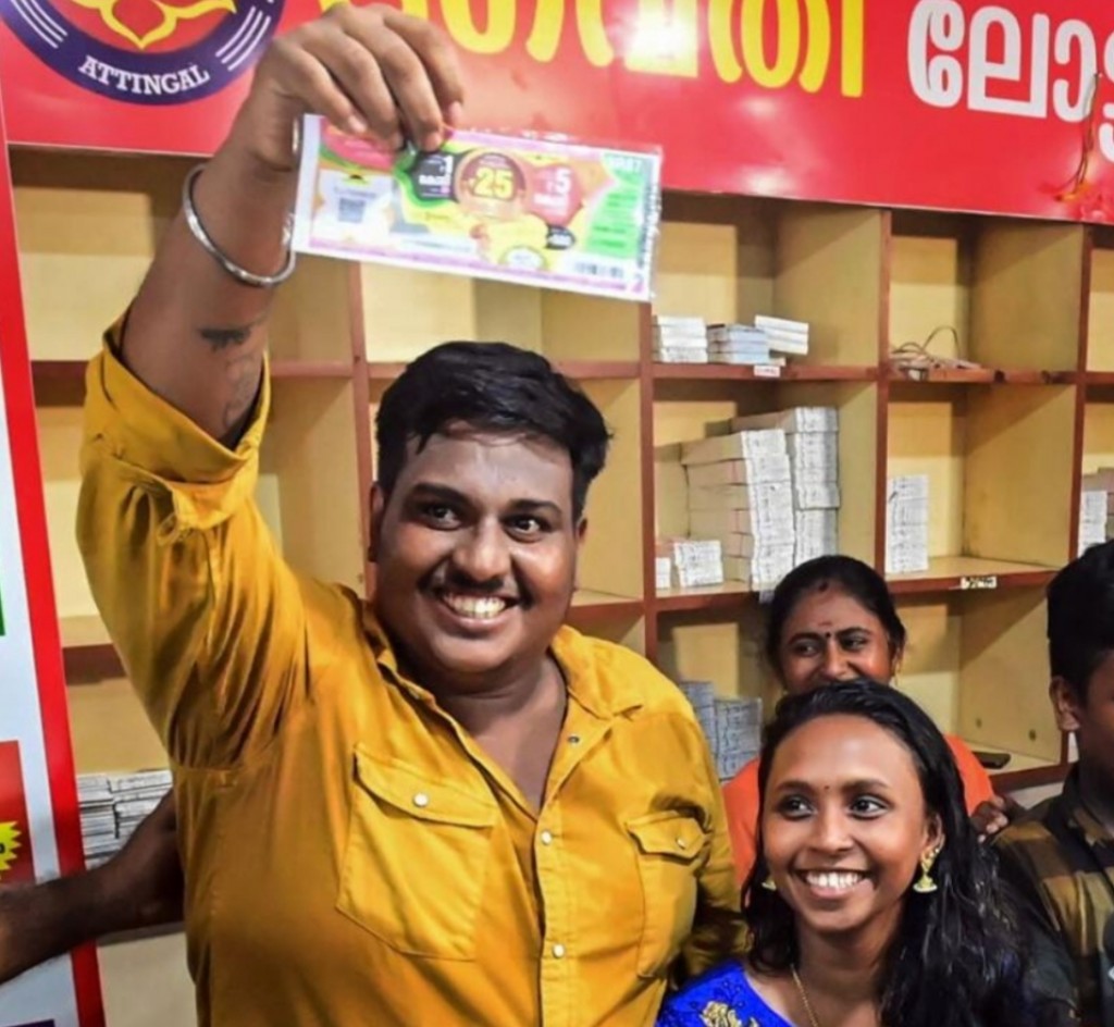 Trivandrum auto driver aku naseebu number dhimaakohggen 250 million rupees hoadhaifi