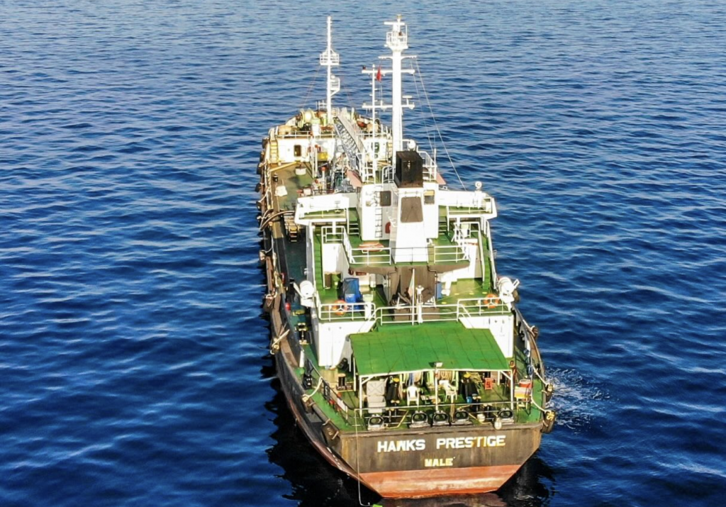 Hawks ge boat akun etherekuri gina adhadhehge cigarette carton thakeh hifahattaifi