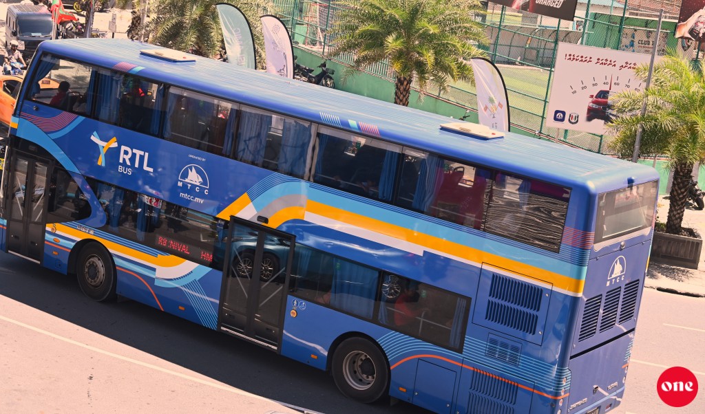 VIA ah dhathuru kuraa bus thah madukuraane airportge hulhangu parking zone ah