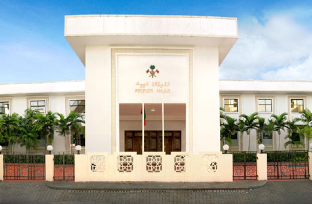 Ejjinsun gulhun hingi massala ehgai  Majlis idhaaraage muvazzifaku suspend koffi