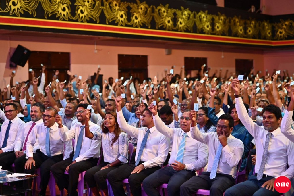 2 party ah budha dhuvahah sungadi dheyn ninmai, ehbas nuvejje nama democrats vaki kolhakah naaran faaskohfi