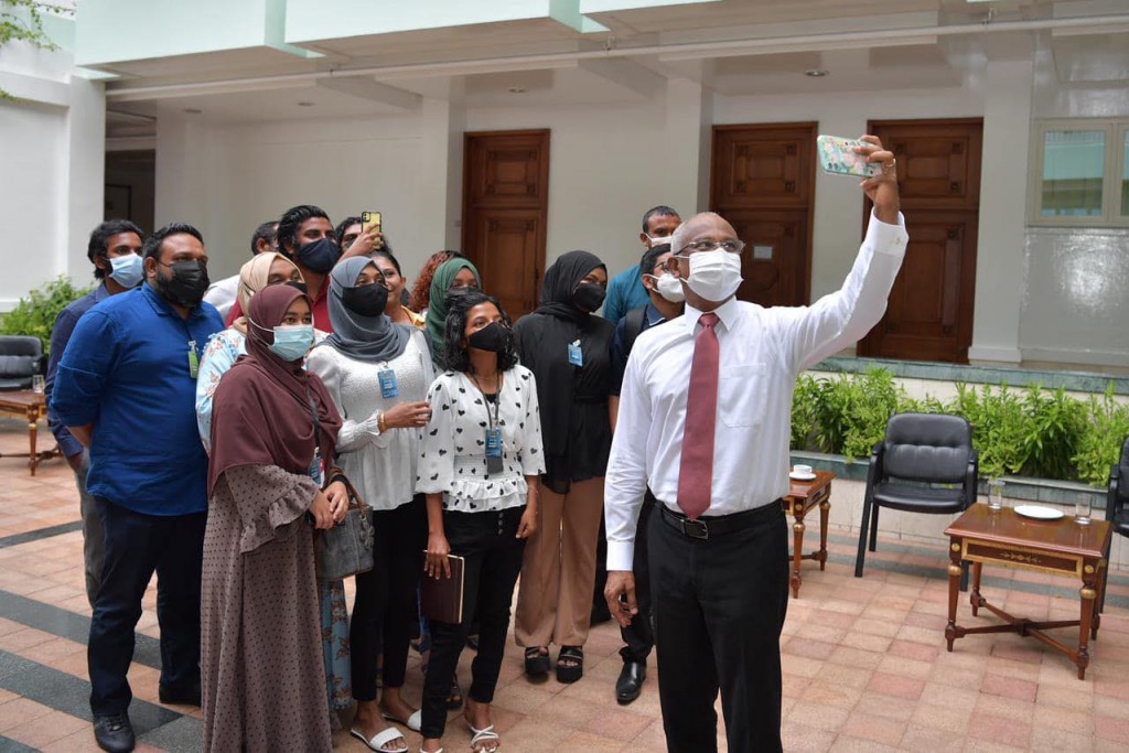 3 aharu kurin harukashi hifehettunthakehgai oiy noosverikamah furihama minivankan dhevijje: Raees
