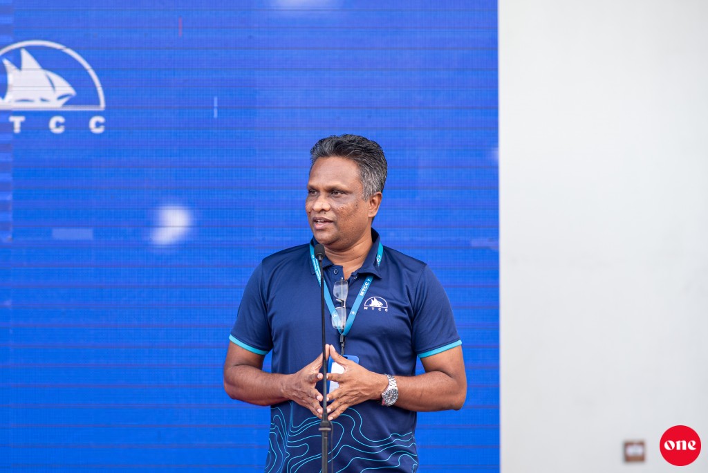 Aa bus thah genes August ge kurin Male' sarahadhugai fenvaru ran'galhu bahuge hidhumatheh dheynan: Azim