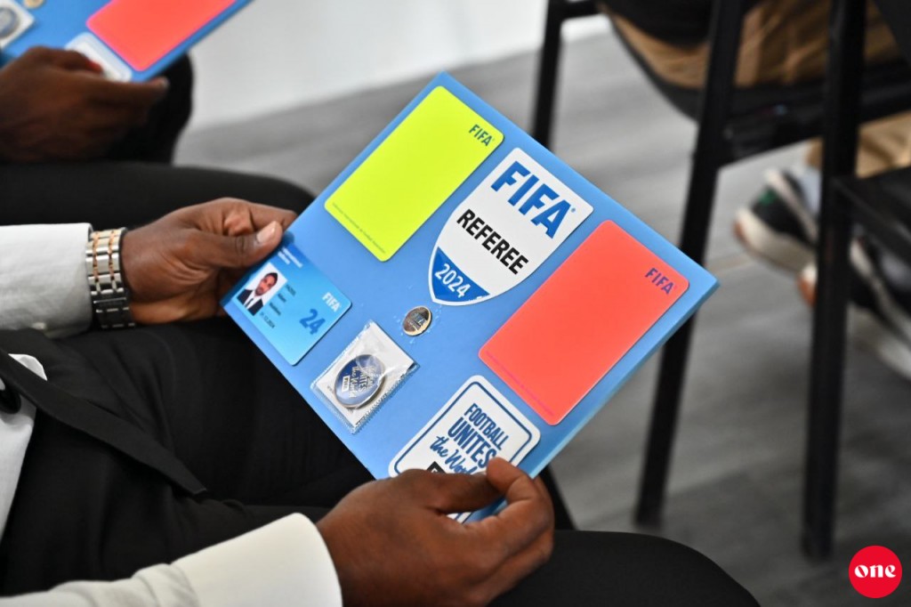 One Photo: Raajjeyge 11 referee akah FIFA badge havaalukurun
