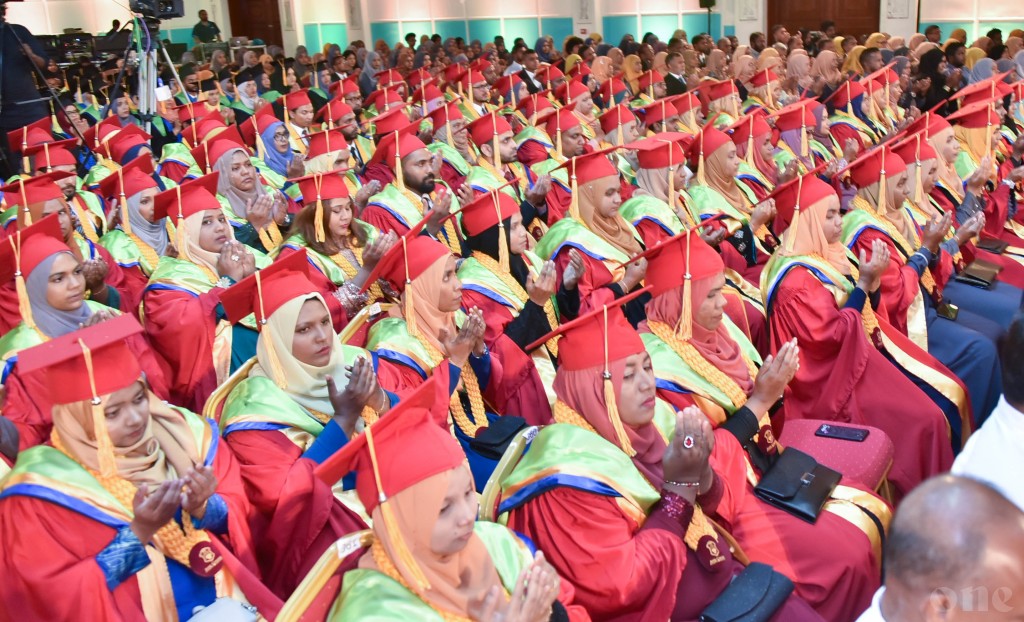 10،000  ahvureh gina dharivarunah Degree ah kiyevumuge furusathu fahikoh dhevijje: Raees