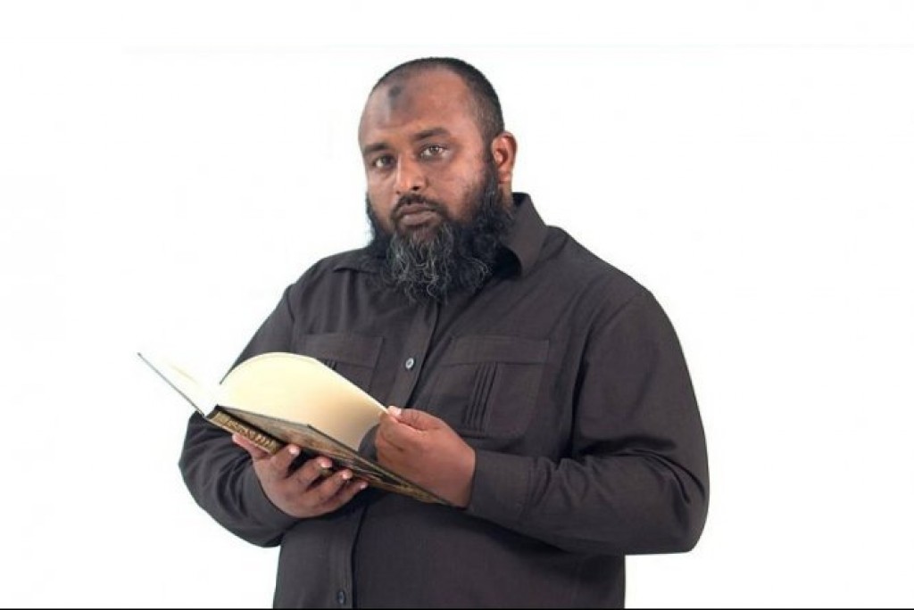 Safuthah hadhanee sharuee mingandaa hilaafah, Quran aai sunnathah rujooavey!: Dr. Iyaz