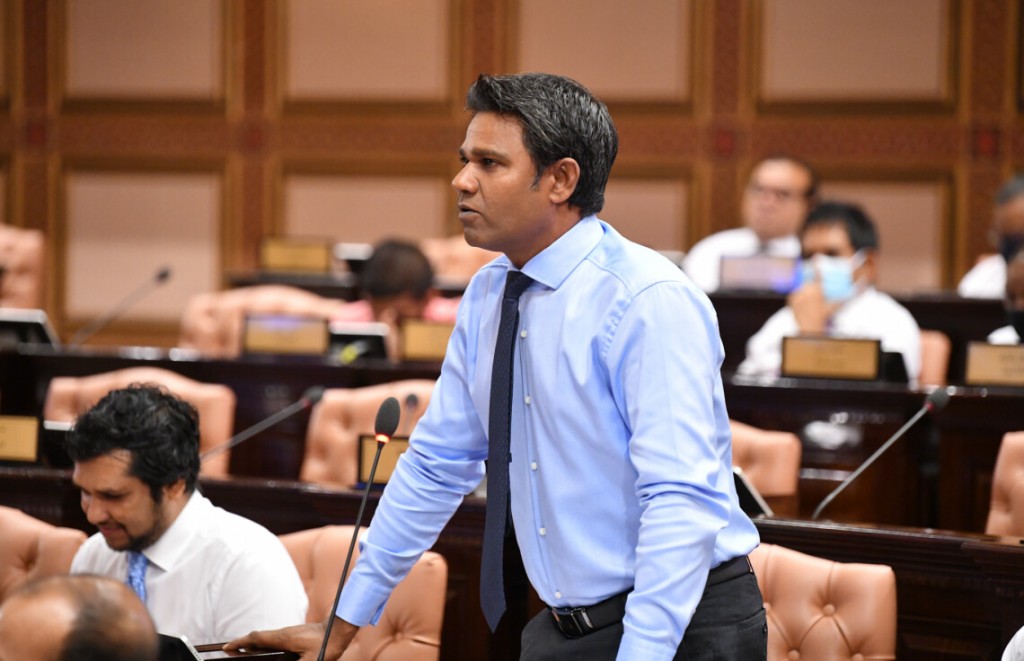 Easa shareeaiy Hoama dhuvahu fashanee