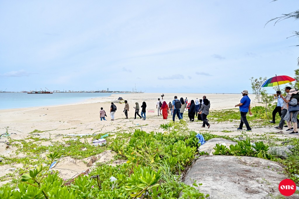 Gulhifalhun ithuru 85 hector adhi giraavarufalhun ithuru 50 hector ge bin hikkanee