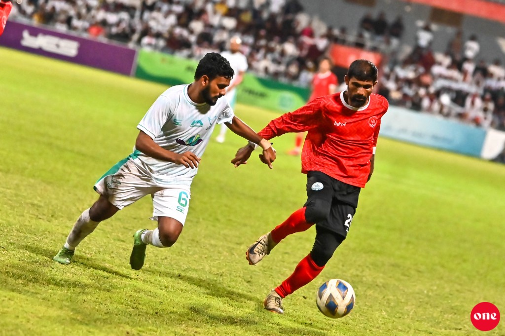 ވަން ފޮޓޯ: ގޯލްޑް ކަޕް ފައިނަލުގައި އައްޑޫ ބަލިކޮށް އޭދަފުށިން ތަށި އުފުލައިލުން