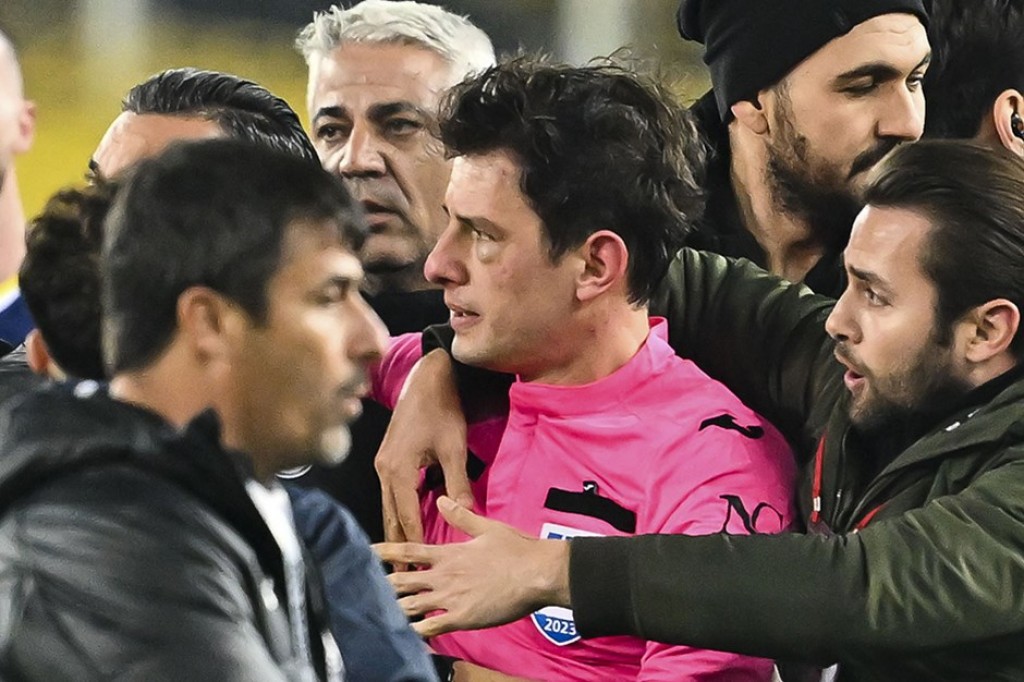 Club raees dhandah arai referee ah hamalaa dhinumun Turkey league huttumakah