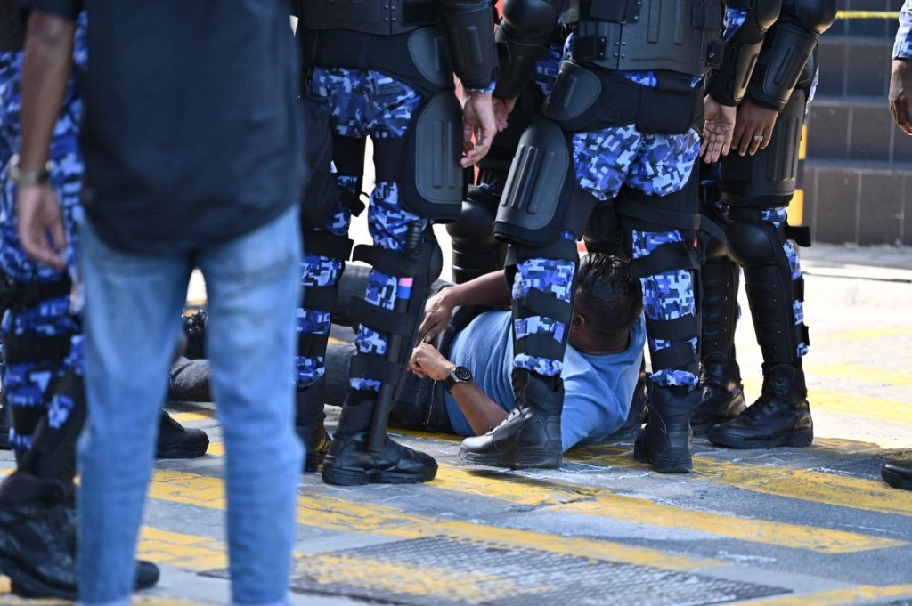 Paper spray jahai idhikolhuge baeh iss verin hayyaru kohfi