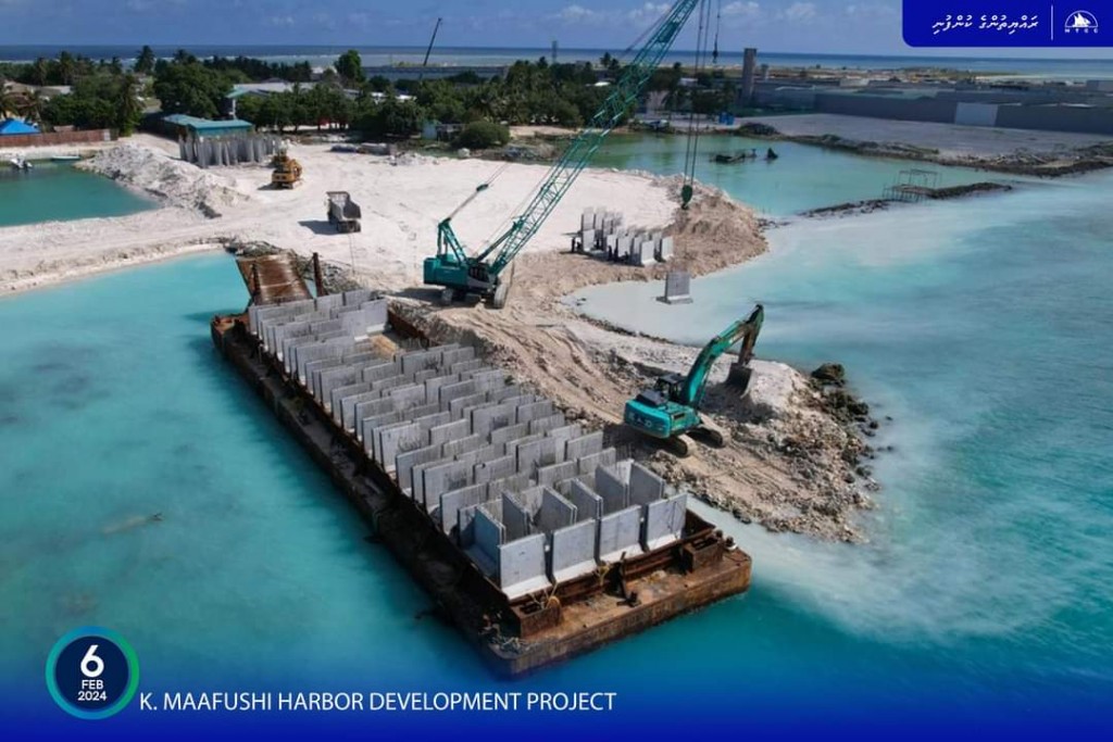 Maafushi bandharu masakkathah beynunvaa concrete galuge 2 vana shipment gengosfi