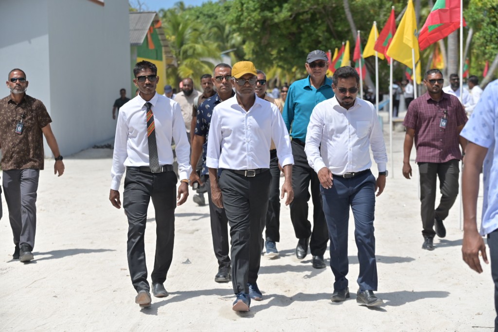 kudhi kudhi aabaadhee thakah kureege sarukaaru thakun vanee ihumaaluvefai: Raees