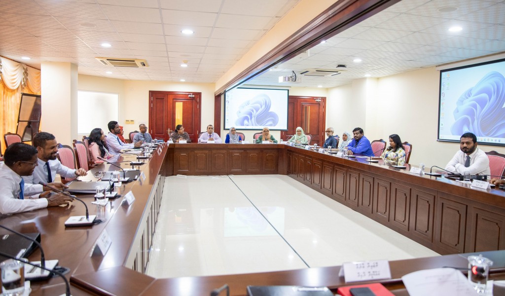 Vazeefaagai thibe degree hadhaa teachers musaara bodu nuvaa mahssala May ge kurin hallu kuranee