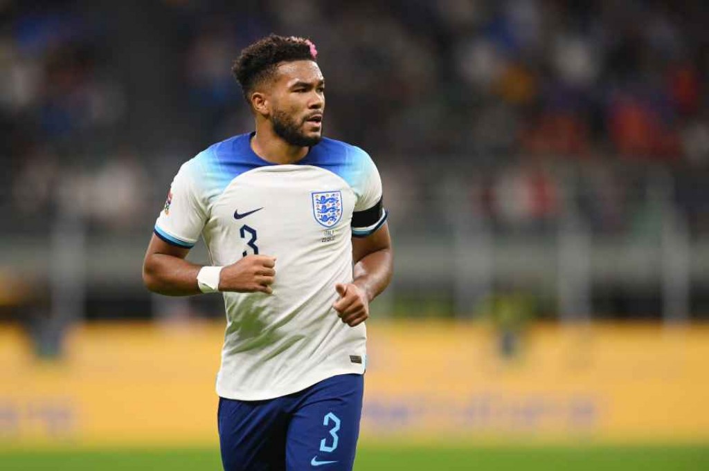 James ah anekkaaves aniyaave, England squad dhookollaifi