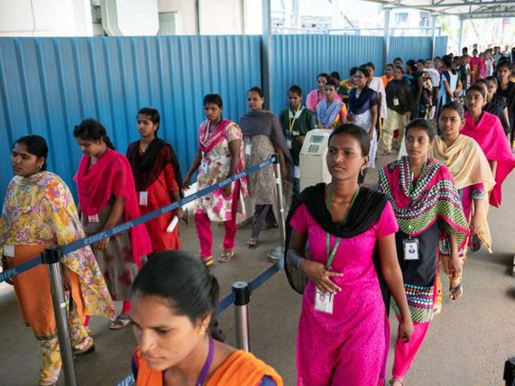 India ge Iphone factory ge vazeefaa thakah meehunnaa indhegen ulhey anhenun nunagaa massalaeh