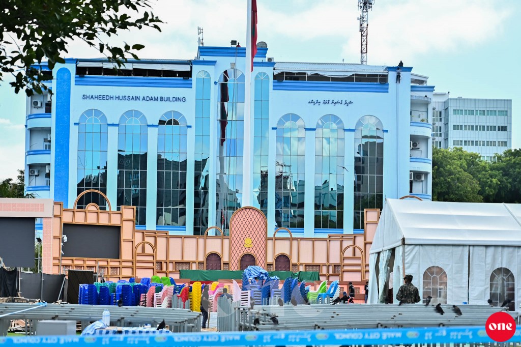 One Photo: Inthihaabee Raees Muizzu huvaakurevvumuge rasmiyyathuge fahuge thayyaareethah