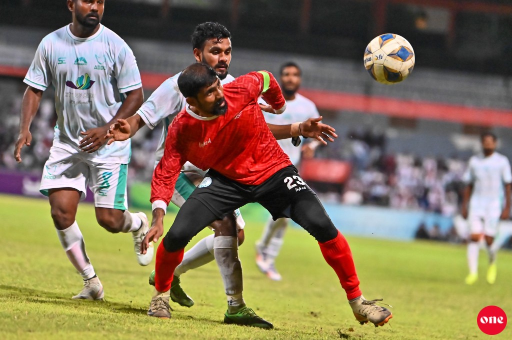 ވަން ފޮޓޯ: ގޯލްޑް ކަޕް ފައިނަލުގައި އައްޑޫ ބަލިކޮށް އޭދަފުށިން ތަށި އުފުލައިލުން