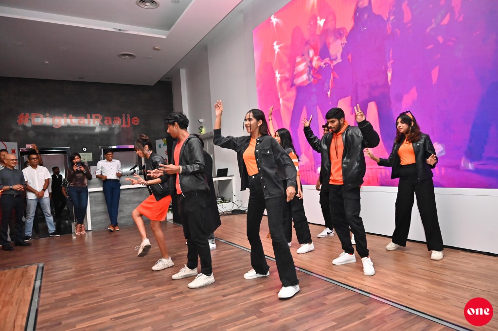 One photo: Dhiraagu in limiteh neiy fiber package thah ifthithaahu kurun