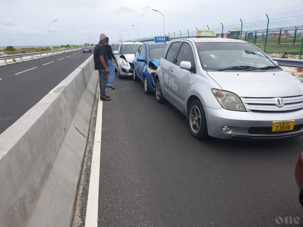 Four cars and a pickup collide on the bridge