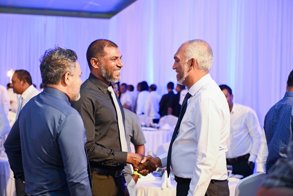 Ithuru 100 metric ton ge dhalhumass bandhu kuraa kaaruhaanaa eh tharaggee kuranee