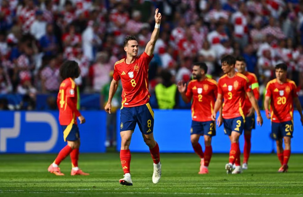 Spain lay down marker with impressive win over Croatia