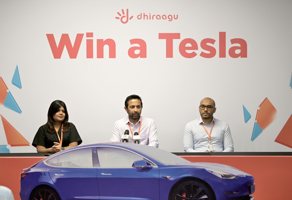 TESLA car eh hoadhumuge furusathu Dhiraagu in hulhuvaalaifi