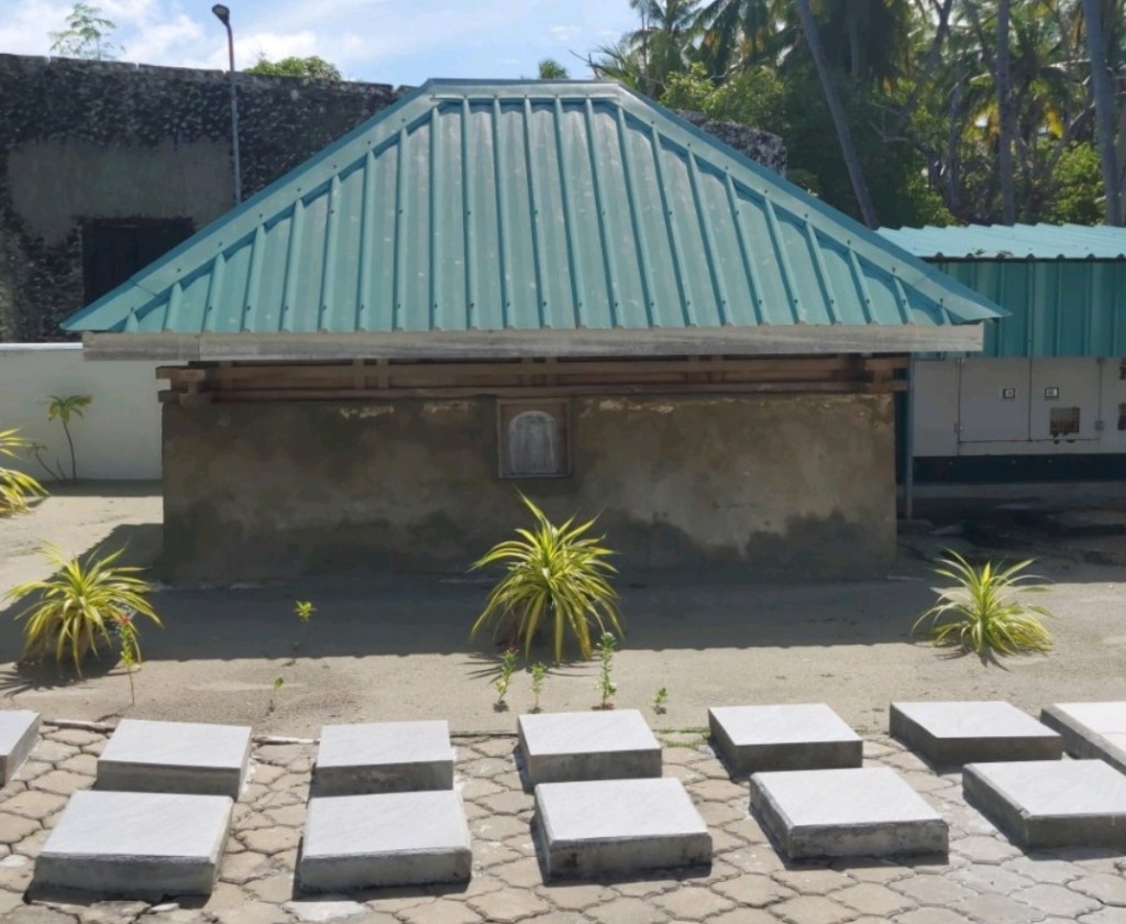 Dhivehi thaareekhu: Assulthaanul Ghaazee Mohamed Qhiyaasuddheenuge gaumeekhidhumaiy