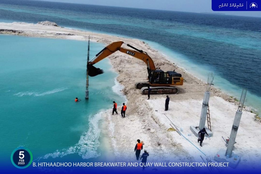 B. Hithaadhoo bandharuge masakkai October ge niyalah ninmaaleveyne: Azim