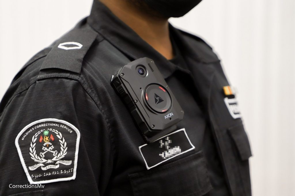 Jail ah Drug aai phone vehdhi kamuge thuhumathuvaa 11 officer in shareeaiy nimendhen bandhukoffi