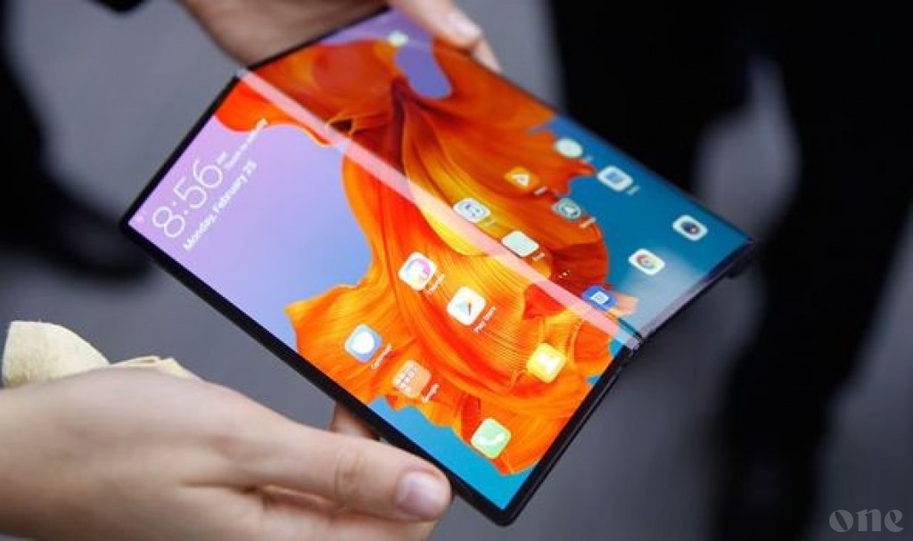 Huawei delays global launch of foldable phone by three months
