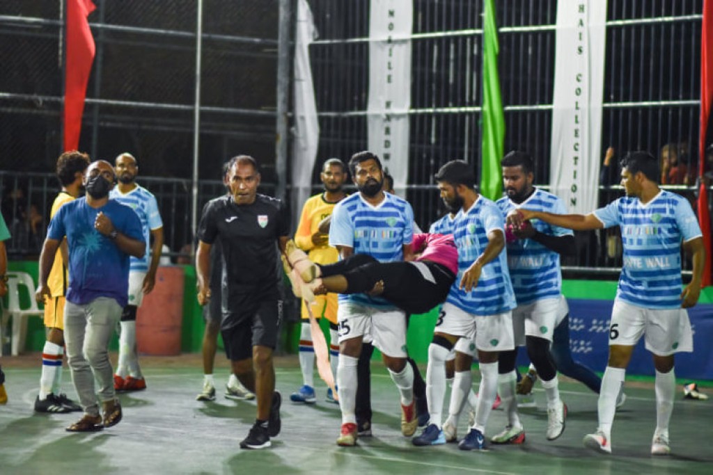Football kulhen huttai heart attack eh jehi, fuluhunge commander aku niyaavejje