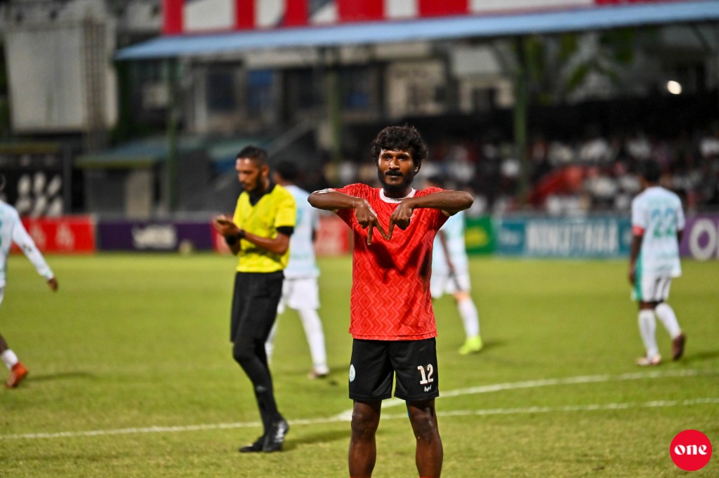 ވަން ފޮޓޯ: ގޯލްޑް ކަޕް ފައިނަލުގައި އައްޑޫ ބަލިކޮށް އޭދަފުށިން ތަށި އުފުލައިލުން